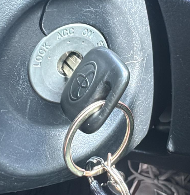Llave Toyota insertada en ignicion de vehiculo