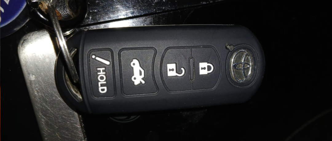 Smart key Toyota negra con botones abrir, cerrar, baul y panico