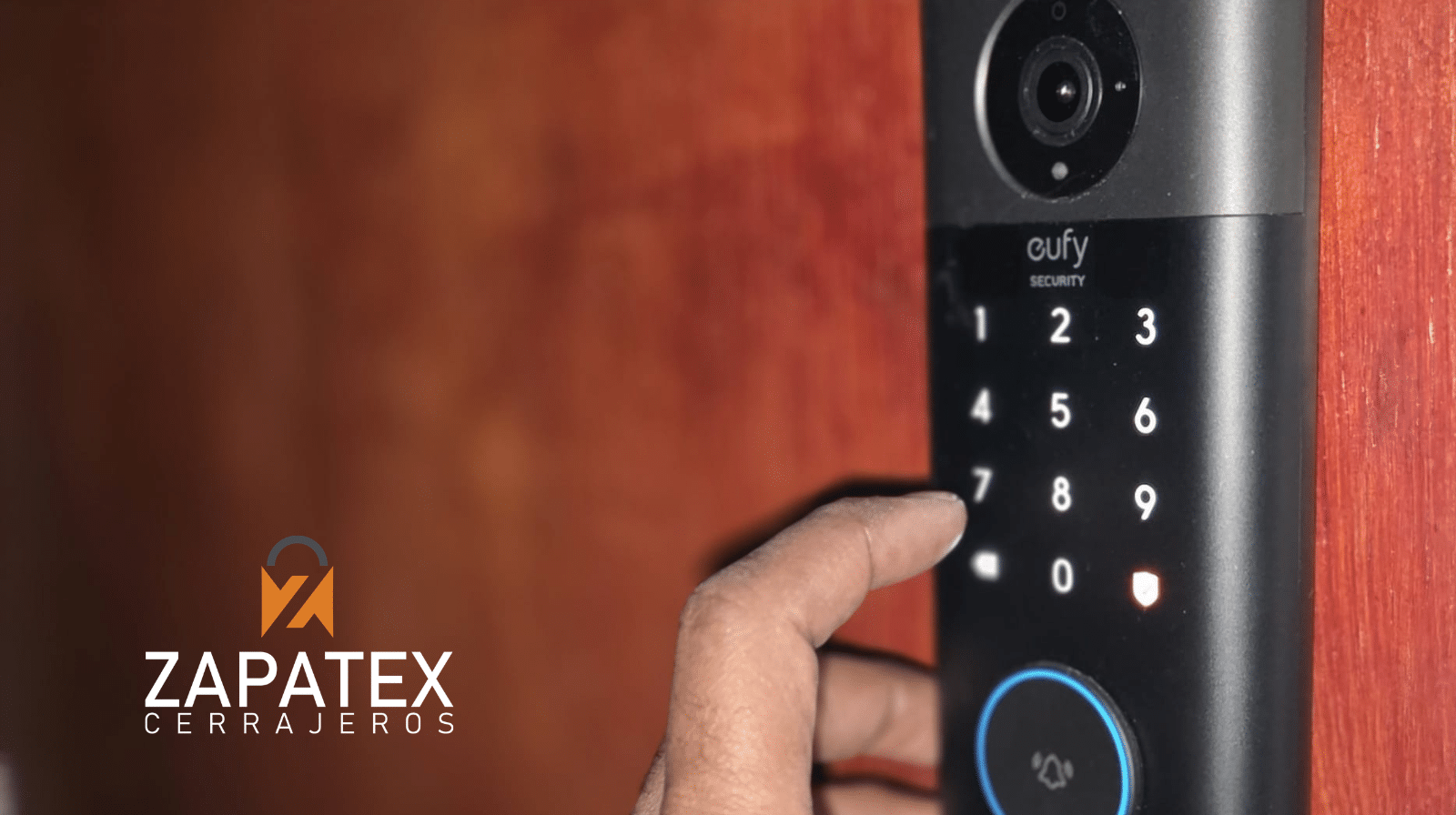 Mano presionando teclado numérico iluminado de dispositivo de seguridad negro en puerta de madera