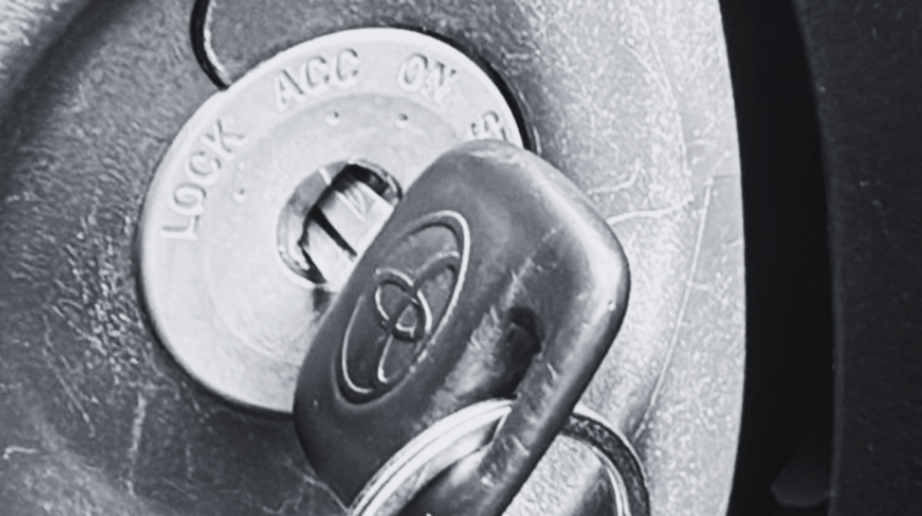 Mecanismo de encendido Toyota con posiciones LOCK ACC ON en columna de direccion