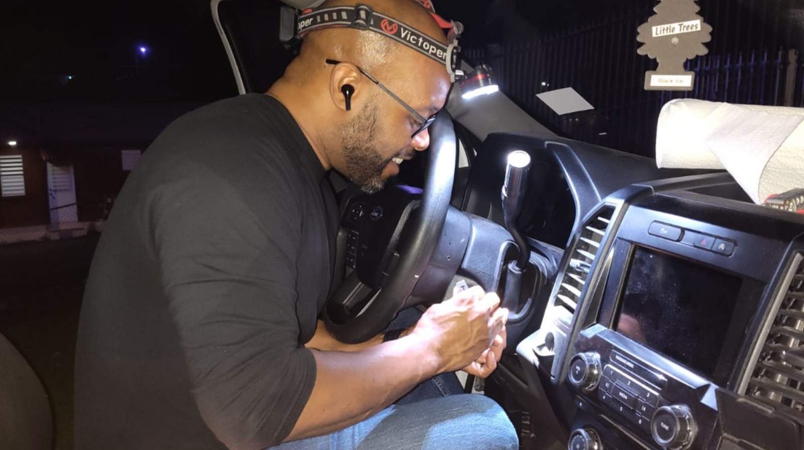 Cerrajero automotriz programando llave con chip dentro de carro en Puerto Rico