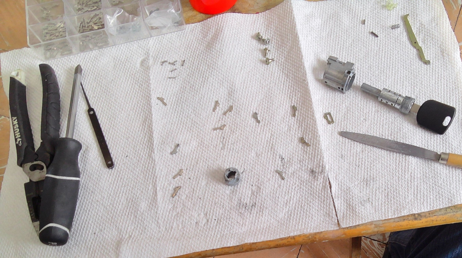 Pines y herramientas especializadas sobre mesa de trabajo durante servicio automotriz