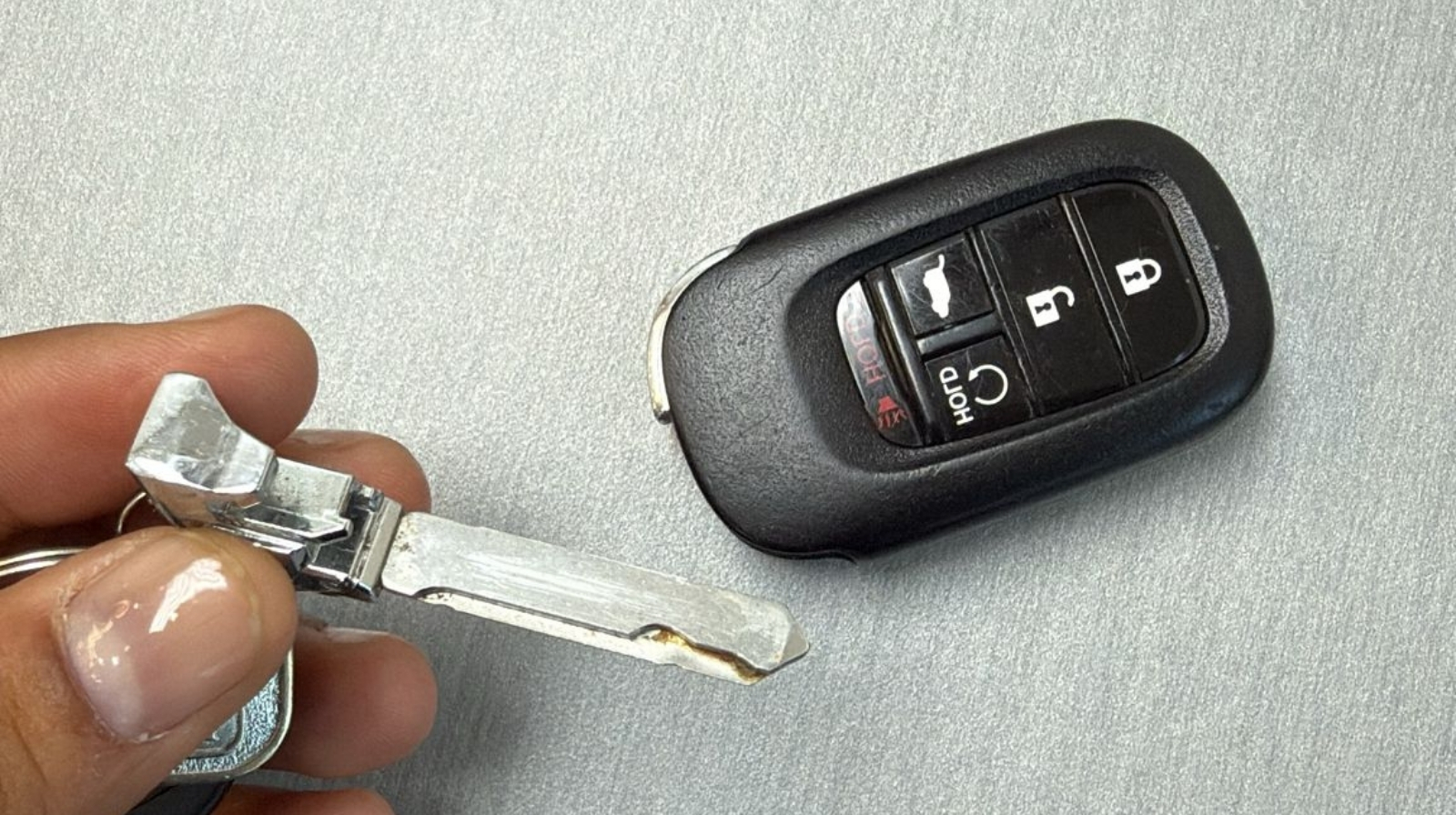 Smart Key con blade de emergencia extraído sostenido en la mano